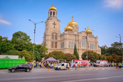 Мащабно събитие за събиране на капачки, стотинки и парични дарения на площада пред катедрален храм „Св. Успение Богородично“ в град Варна на 30.09.23 г.