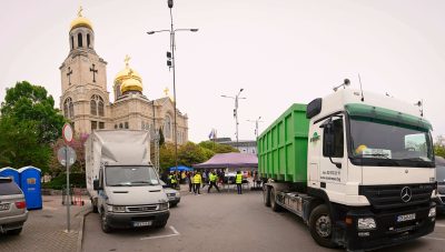 Record 26,000 kg of Plastic Caps Collected in the Rain on April 20 in Front of Varna Cathedral