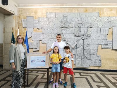 Ученици, родители, учители и ръководството на варненско училище събраха сумата от 5397 лв. и 45 ст. и ги дариха на сдружение „Аз Вярвам и Помагам“